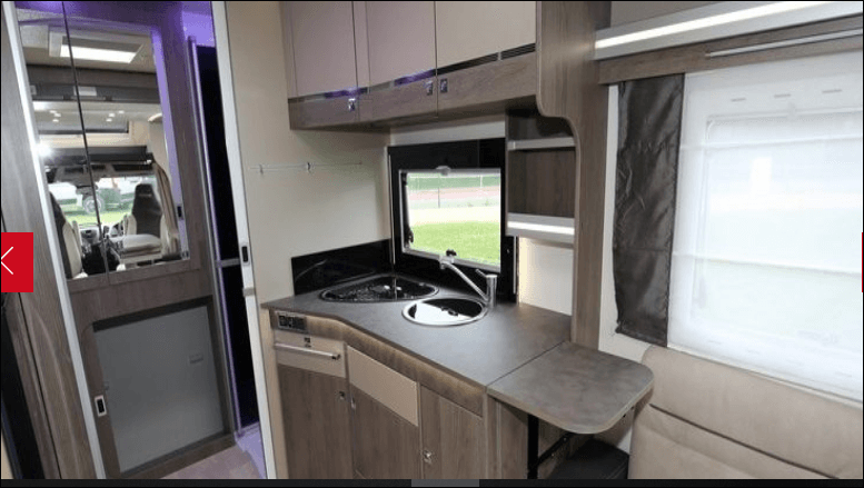 camping-car CHAUSSON TITANIUM 640  intérieur / salle de bain  et wc